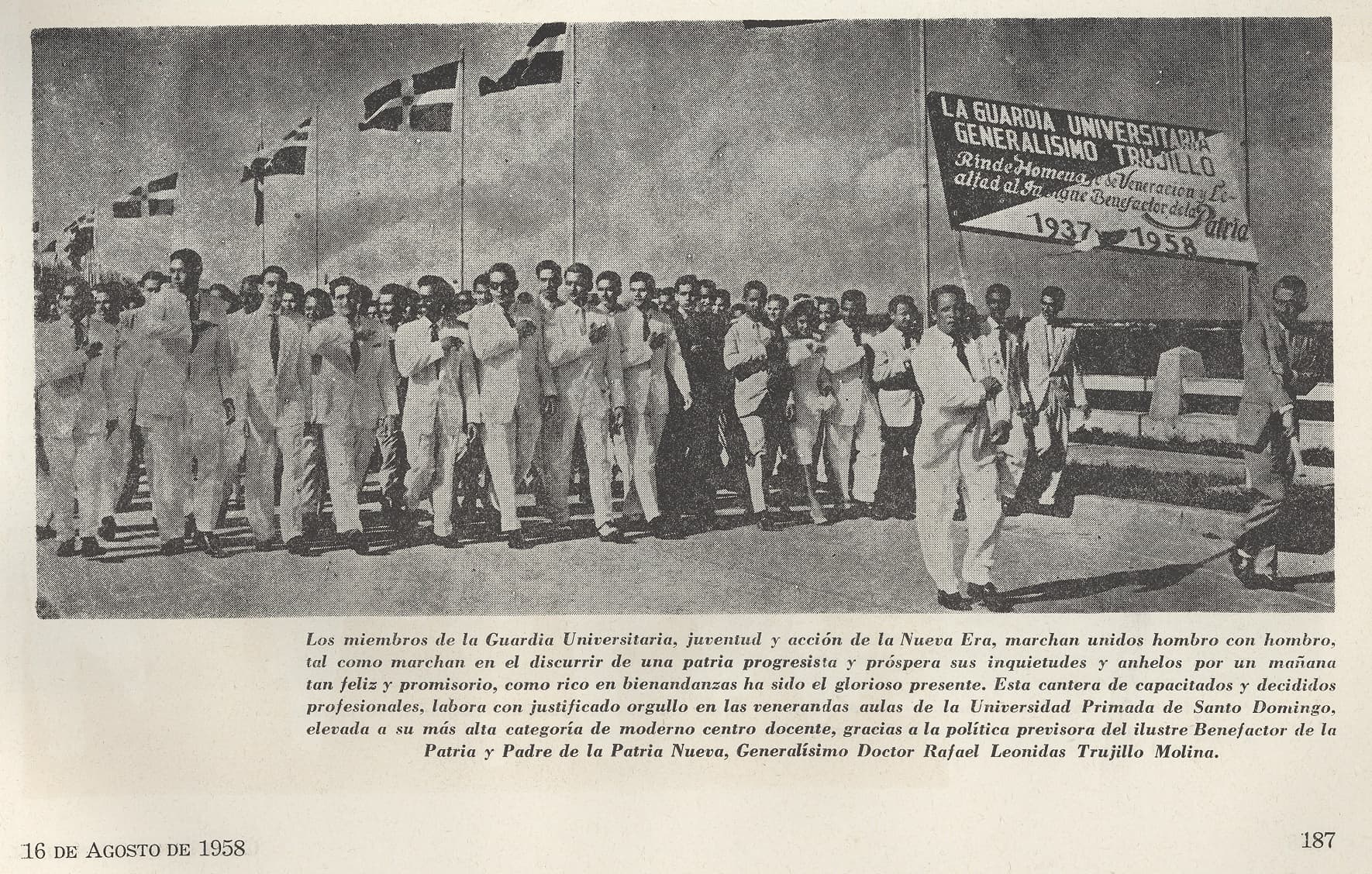 Miembros de la Guardia Universitaria marchando