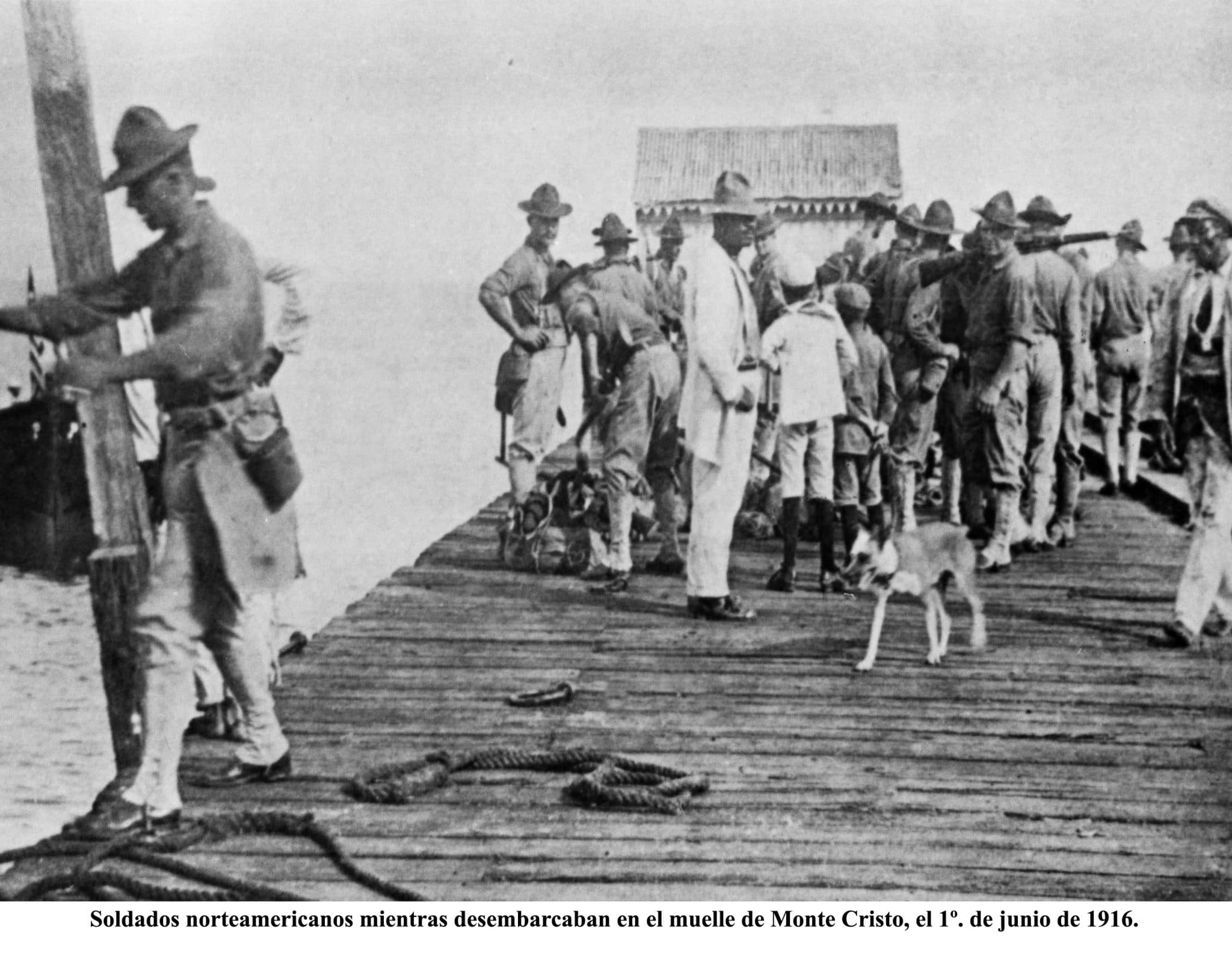 Soldados norteamericanos mientras desembarcaban en el muelle de Monte Cristo el 1º. de junio de 1