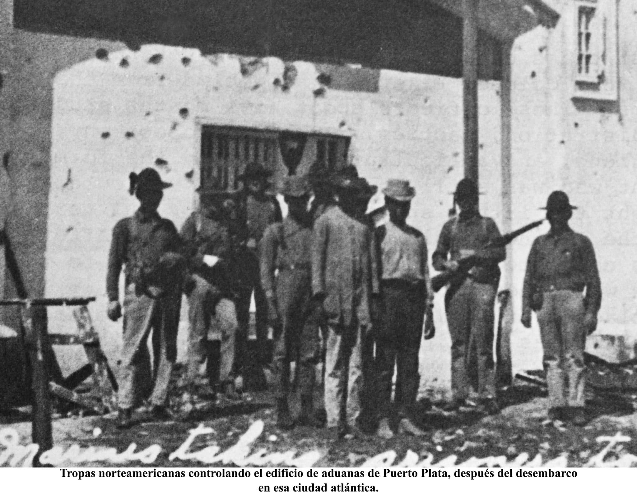 Tropas norteamericanas controlando el edificio de aduanas de Puerto Plata