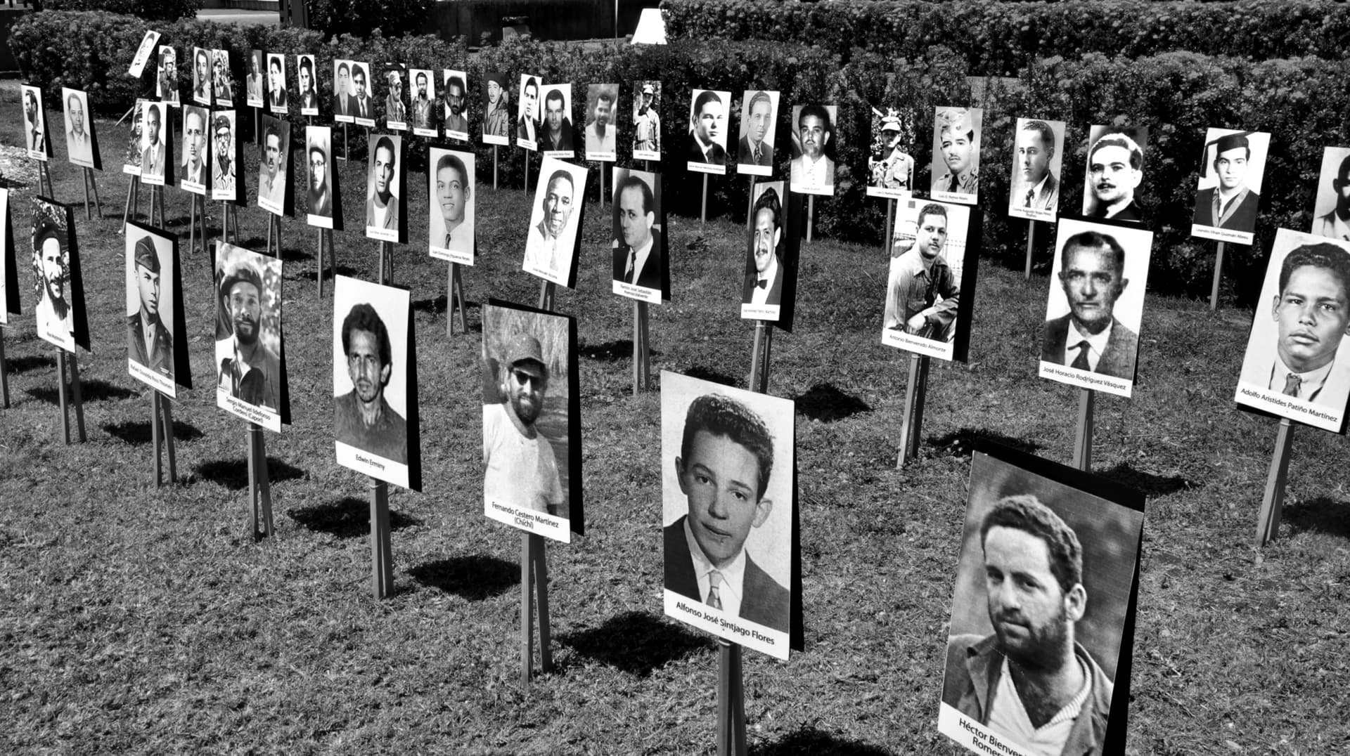 Familiares de víctimas de la dictadura sostienen retratos de los desaparecidos.