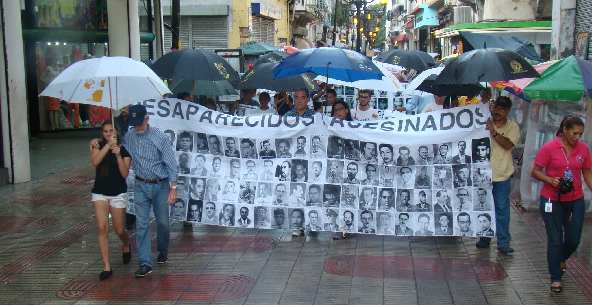 Multitud durante una marcha de protesta en las calles de Santo Domingo.